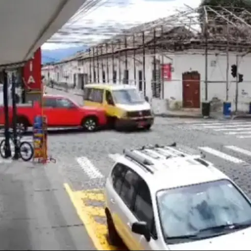 Choque entre buseta escolar y una camioneta doble cabina quedó grabado. Tres menores resultaron heridos