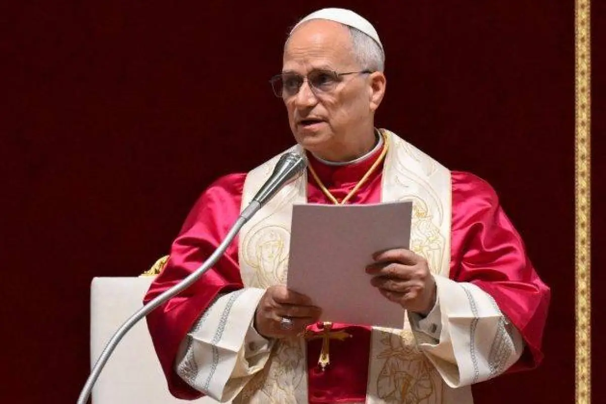 El Papa León XIV orando por la paz mundial en el Vaticano frente a una multitud.