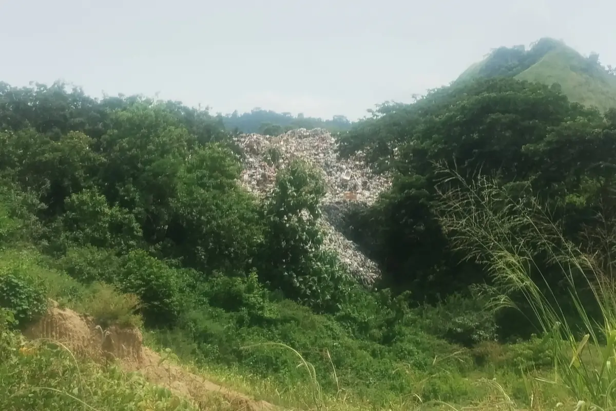 Una muestra de que el vertedero de Santa Ana está colapsado es el desborde de la basura hacia un terreno contiguo., Miguel Cedeño