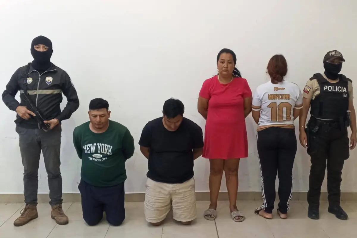 Los tres adultos detenidos junto ala menor aislada (de espaldas) tras el operativo policial en Chone., Foto: Cortesía