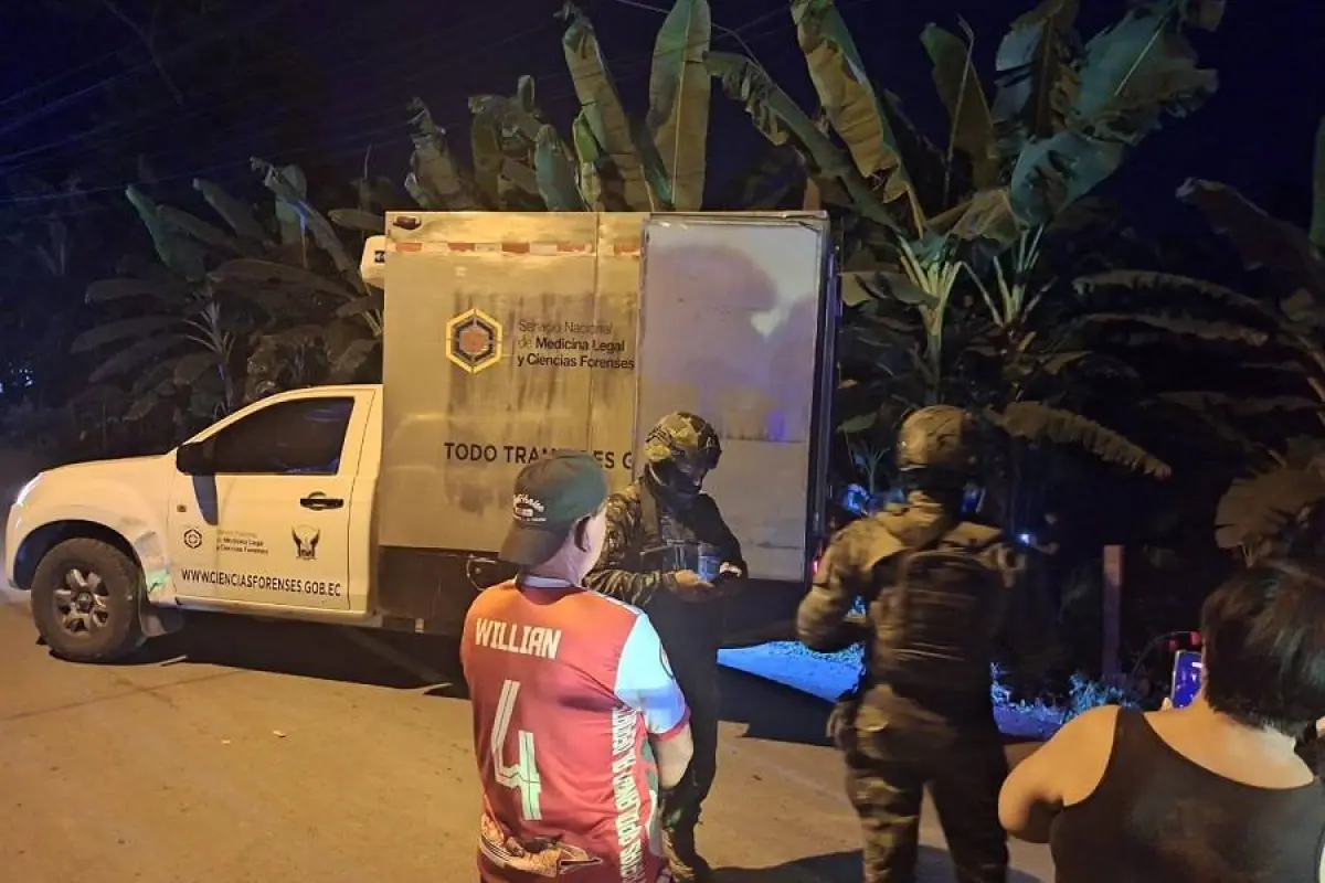 Militares y policías llegaron al lugar para brindar seguridad en el levantamiento de los cuerpos., Foto: El Diario