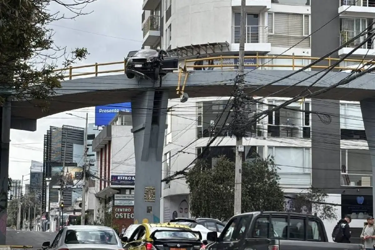 La mitad del vehículo quedó suspendido en el aire tras el accidente en el norte de Quito., Foto: Redes Sociales
