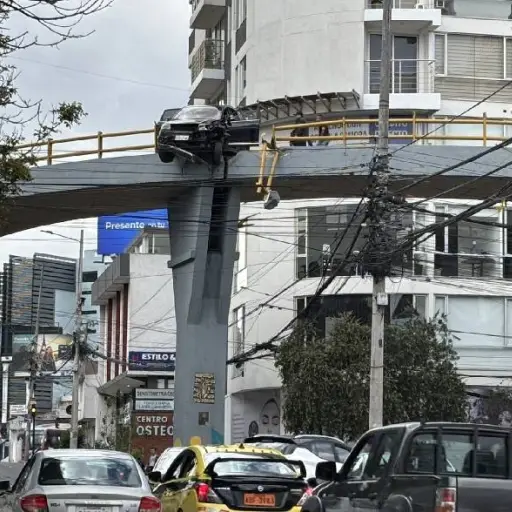 Vehículo quedó suspendido en un paso a desnivel en la avenida Atahualpa en el norte de Quito 