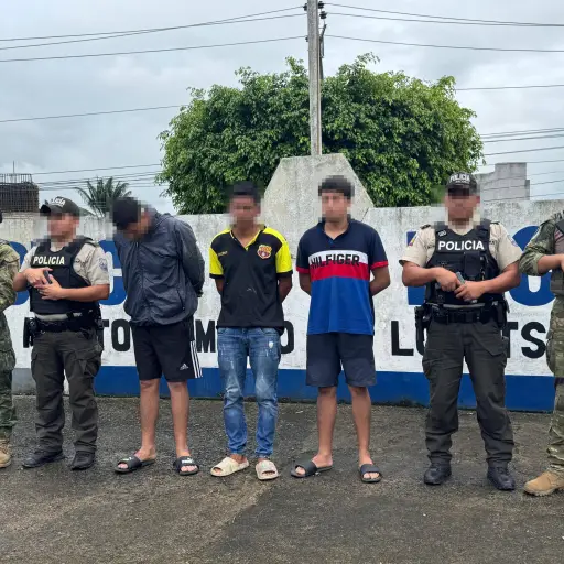 Madrugada de allanamientos en Santo Domingo deja tres detenidos y evidencias clave