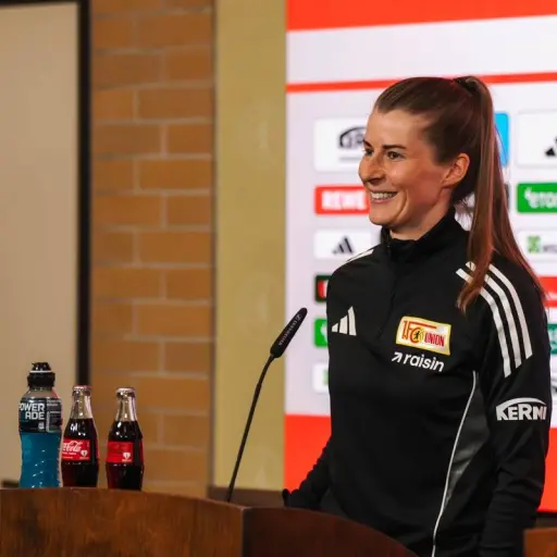 Marie-Louise Eta debuta como primera entrenadora en la Bundesliga en derrota de Unión Berlín