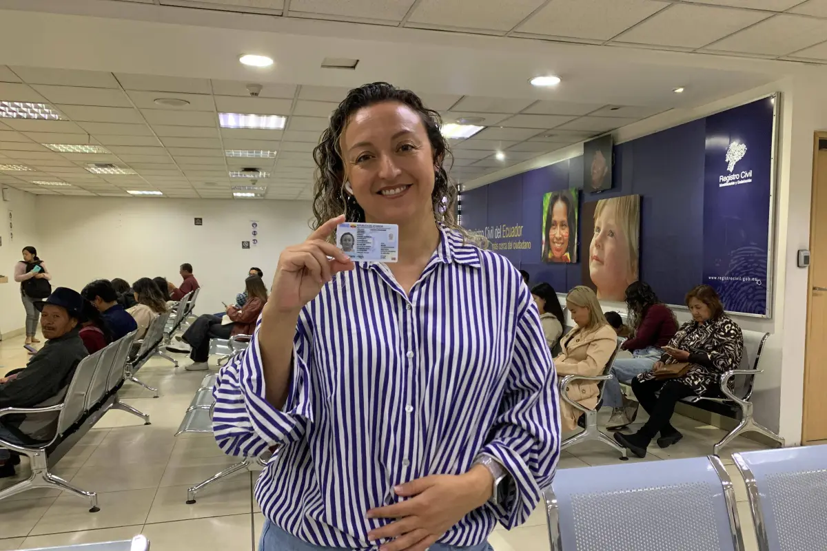 Nueva cédula de identidad en Ecuador con holograma de seguridad y chip biométrico del Registro Civil.