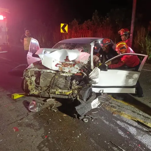 Accidente de tránsito en Chone deja a un joven herido y atrapado en su vehículo