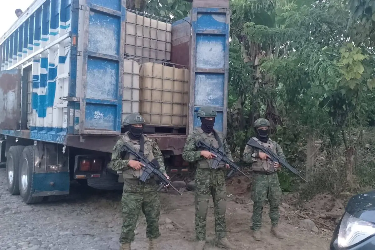 Quinindé Ejército decomisa camión con 1.250 galones de diésel sustraído del poliducto