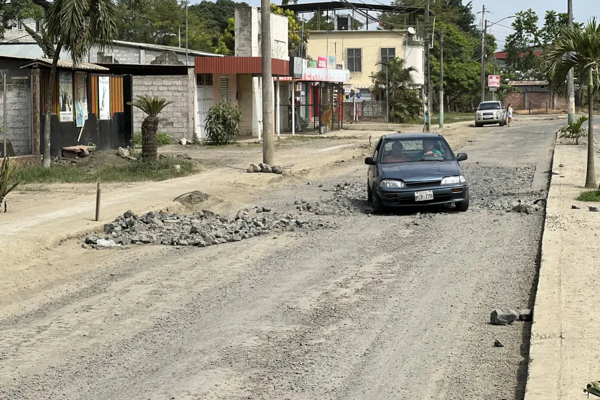 Actualmente, el ingreso a la parroquia Calderón está en malas condiciones. Tramos de la vía principal están a nivel de tierra y con piedras., El Diario.