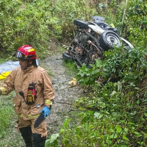 Camioneta cae a una quebrada en Cuenca y deja al menos tres fallecidos y varios heridos