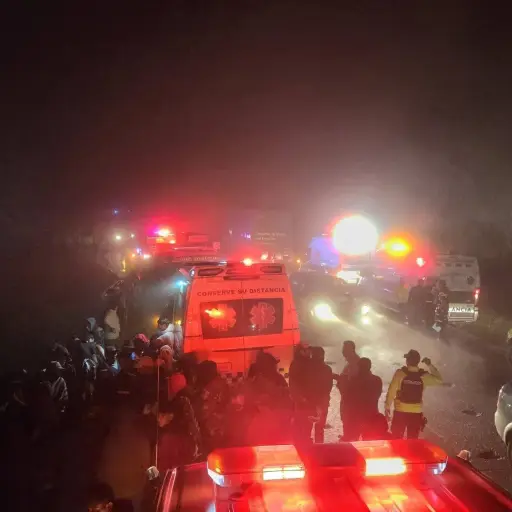 Dos muertos y decenas de heridos tras volcamiento de bus en el cantón Colta