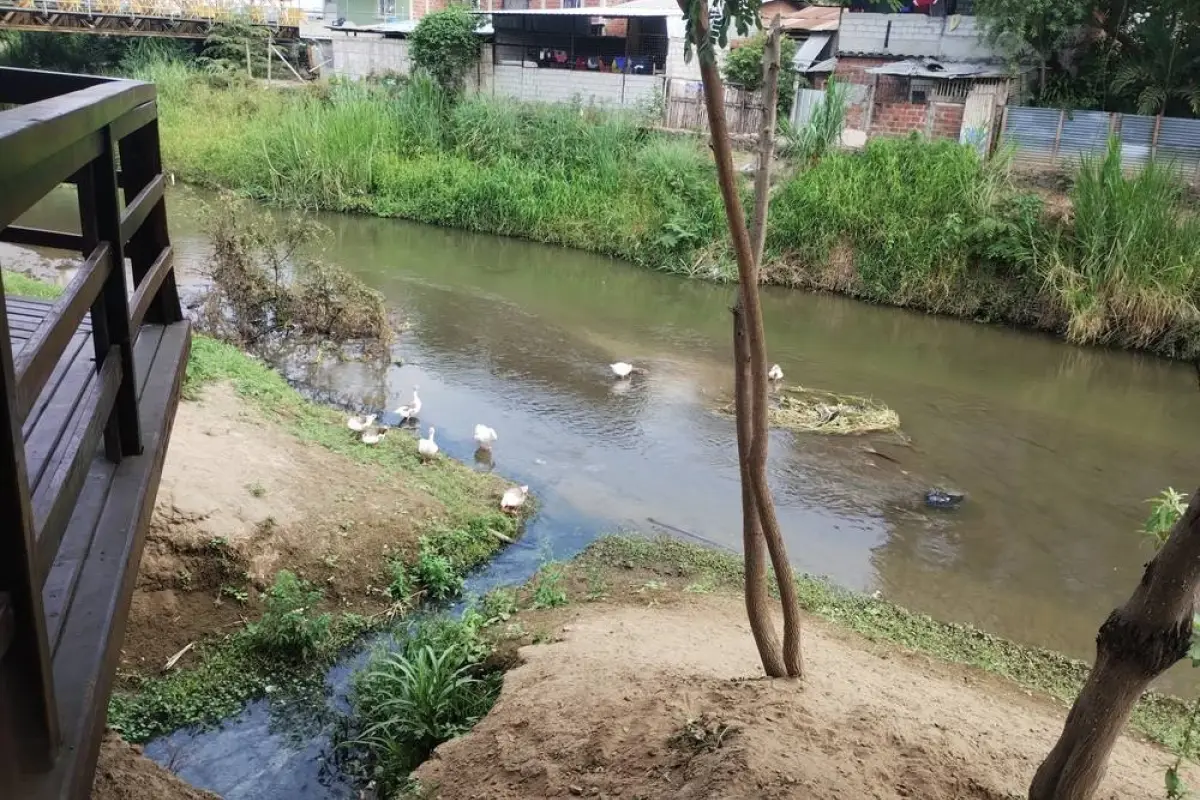 El río es contaminado con aguas residuales., El Diario