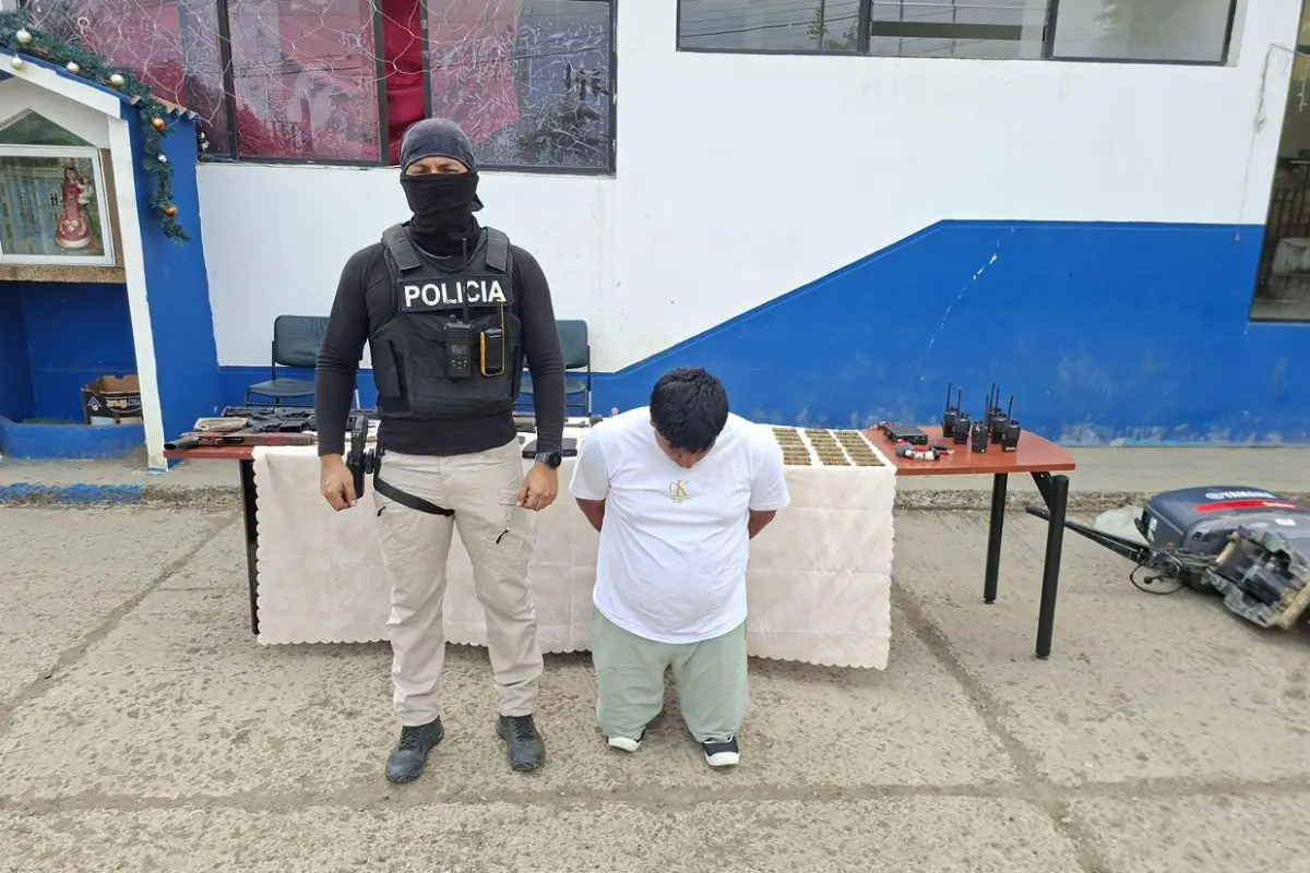 El sujeto detenido junto a las evidencias recopiladas durante el operativo., Policía Nacional.