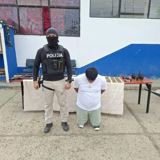 Operativo en Puerto López deja un detenido, motores recuperados y fusiles con municiones de alto calibre decomisados