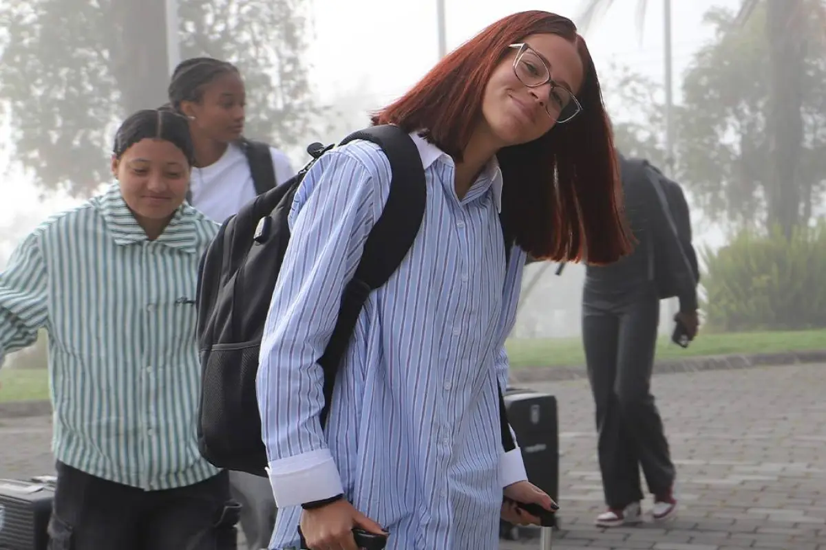 Fiorella Pico y otras seleccionadas arribando a la Casa de la Selección en Quito