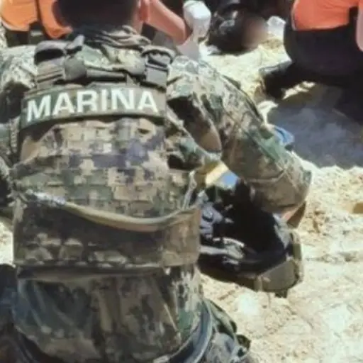 ¡Héroe con uniforme! Con todo y equipos un marino se lanzó al mar para salvar a dos adolescentes