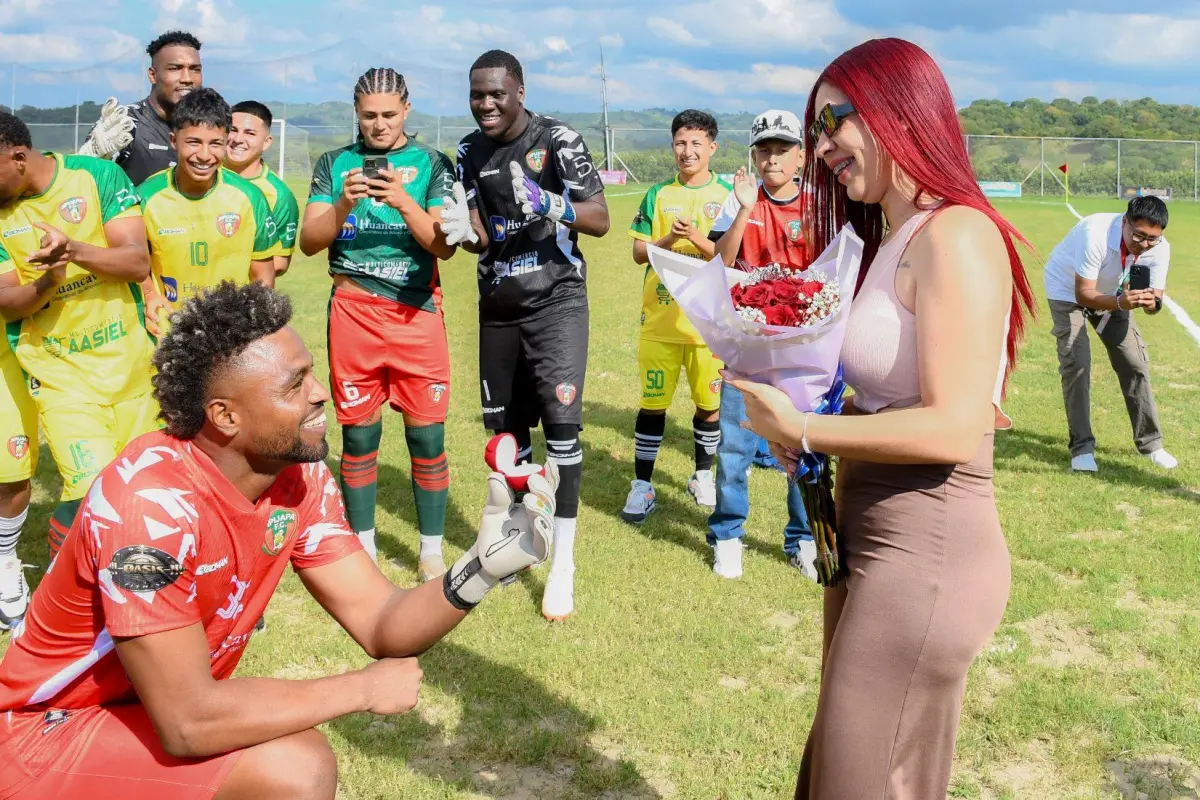 Denny Mideros, arquero de Jipijapa FC le pide matrimonio a Yamilet Mendieta en la Tarde Raspada.