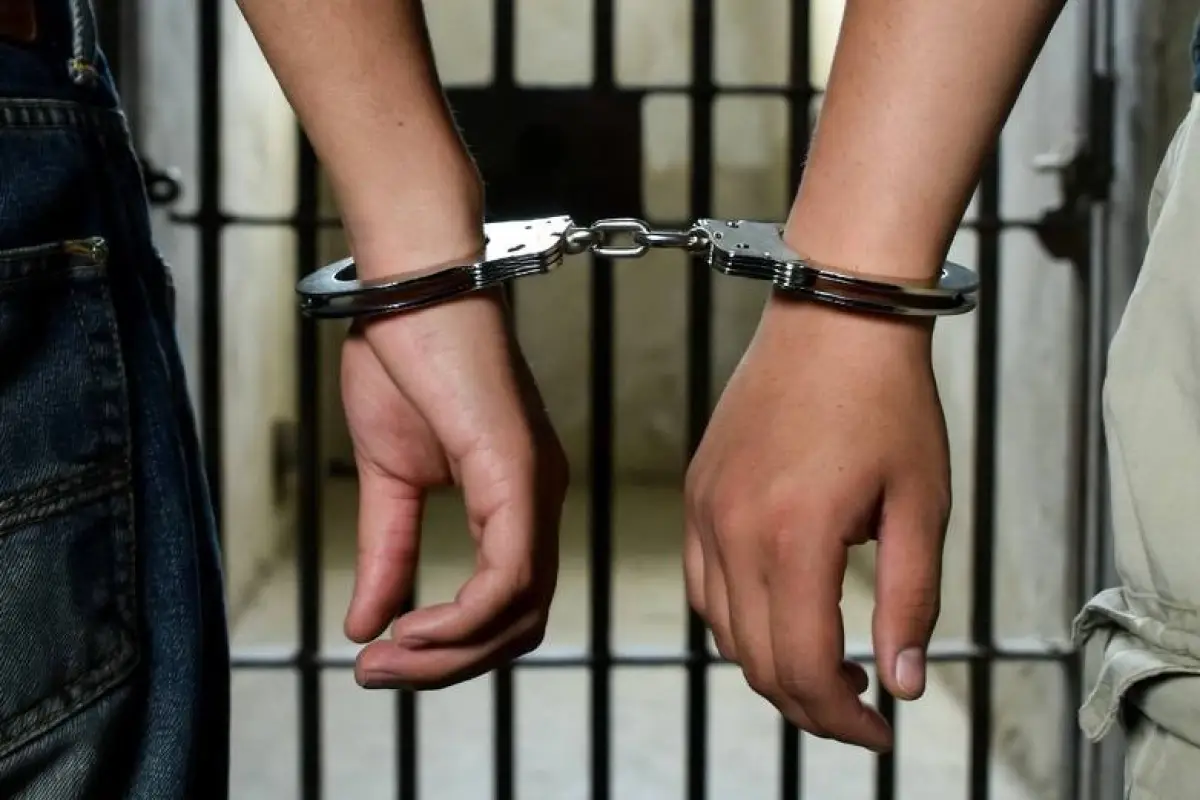 Los dos sospechosos fueron detenidos y quedaron a disposición de las autoridades de justicia., Foto: Generada por IA.