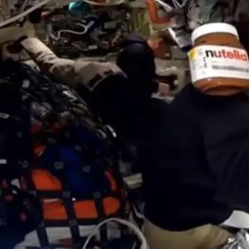 Un frasco de Nutella flota dentro de Artemis II en plena transmisión