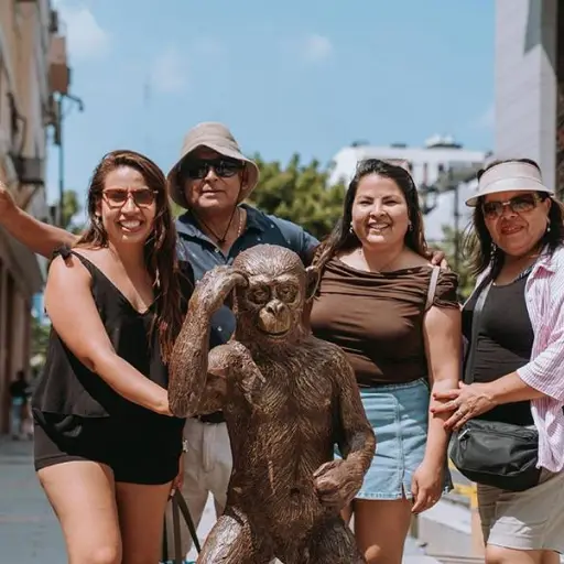 Escultura de un mono se convierte en punto turístico de la renovación urbana en Guayaquil