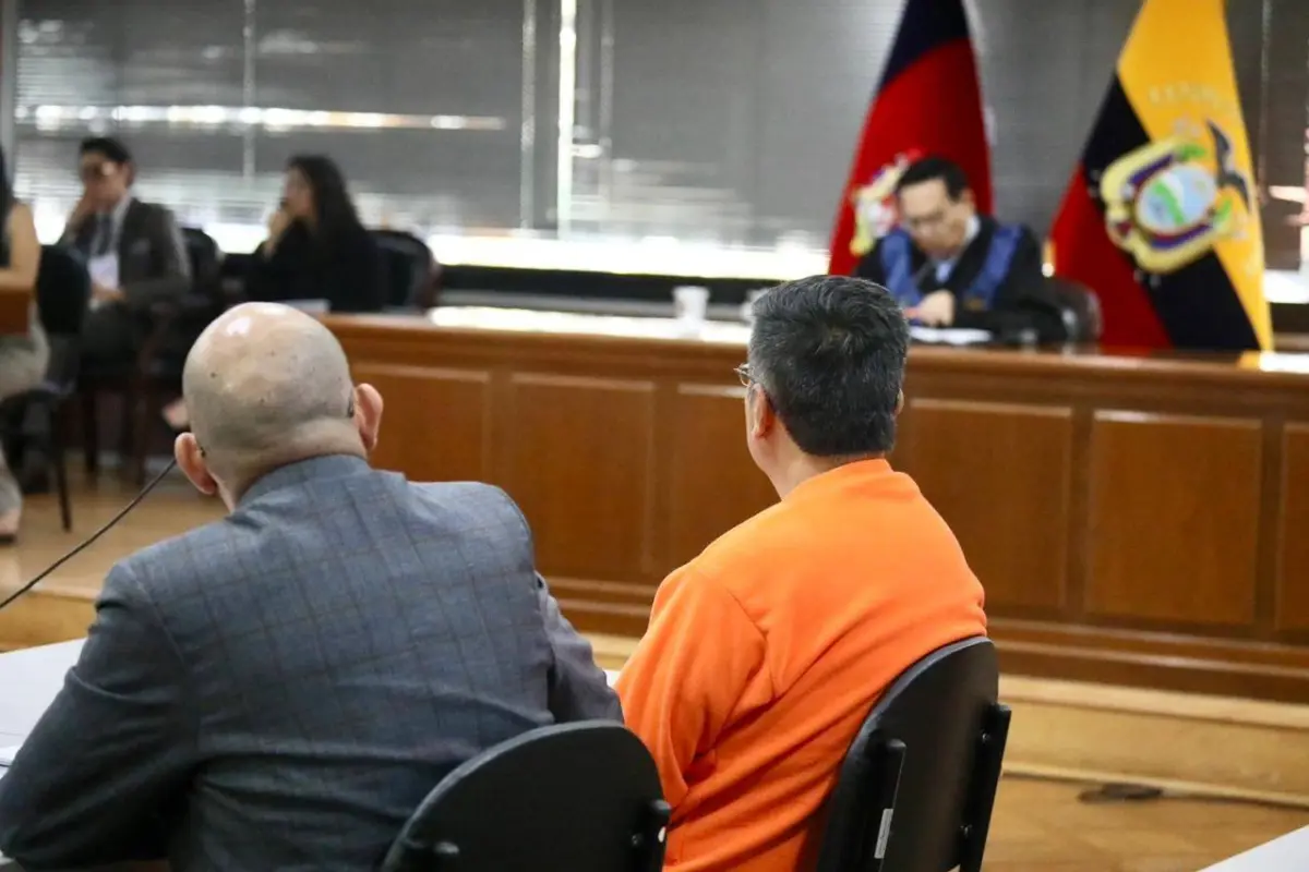 Luis Miño (derecha) en la audiencia de procedimiento abreviado dentro del caso Celu., X: @FiscaliaEcuador