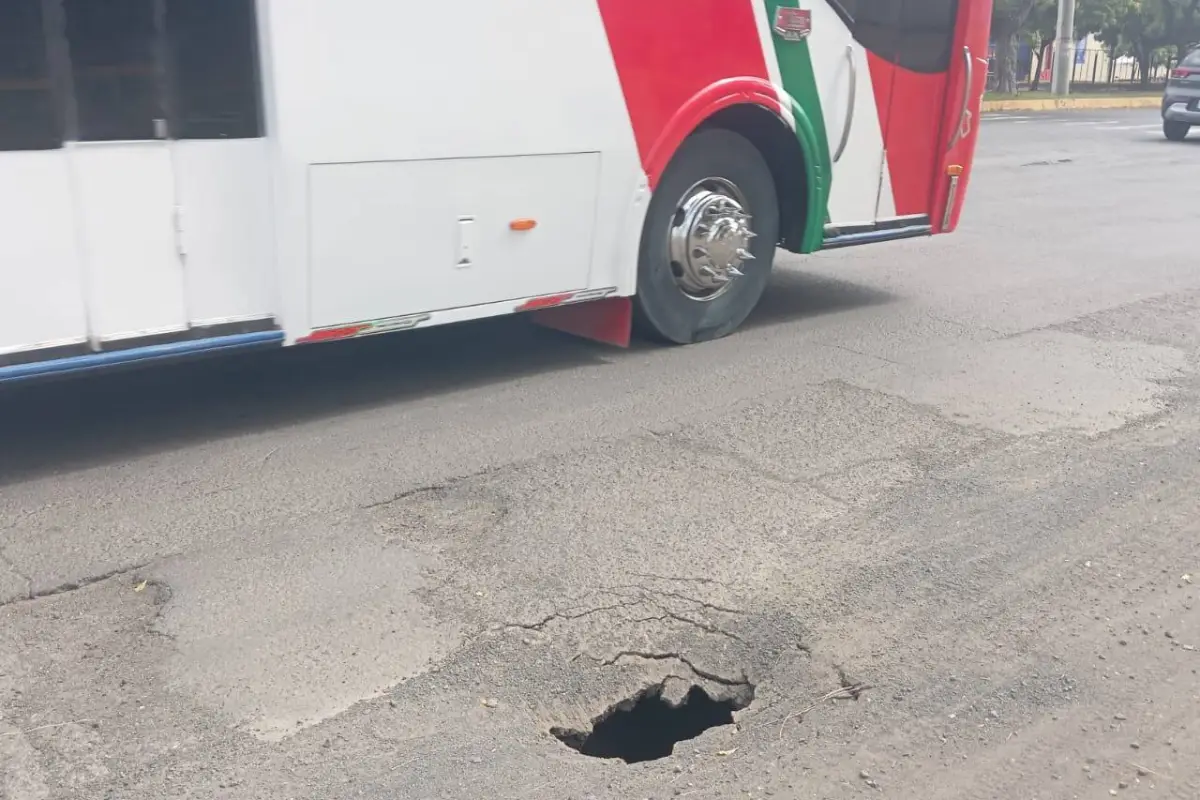 El hueco está sobre la avenida Metropolitana. Actualmente está señalizado. , El Diario.
