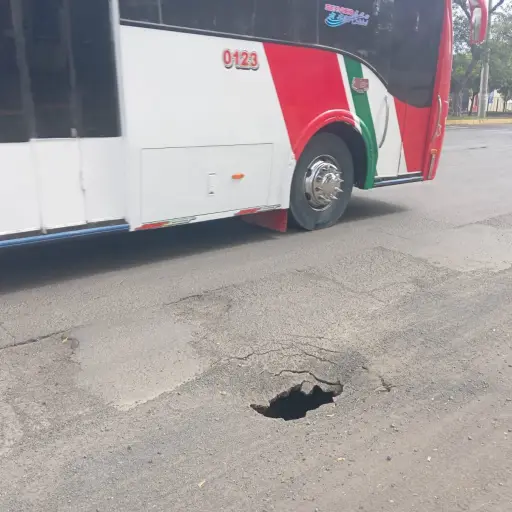 Nuevo socavón aparece en avenida principal de Portoviejo