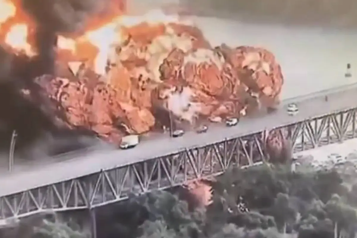 El momento de la explosión quedó registrado por cámaras ubicadas cerca al puente de las Américas., Foto: Redes Sociales