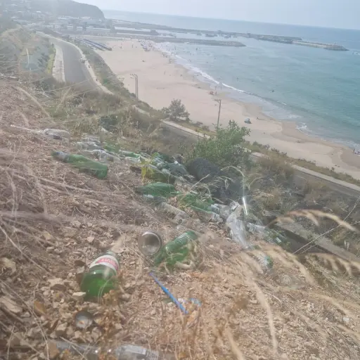 El mirador de San Mateo: entre la belleza del Pacífico y el abandono de las botellas de vidrio