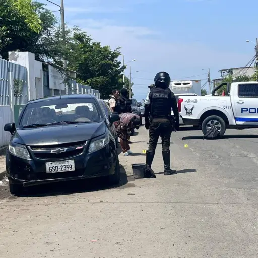 Hombre fue asesinado a tiros mientras lavaba su vehículo en Manta