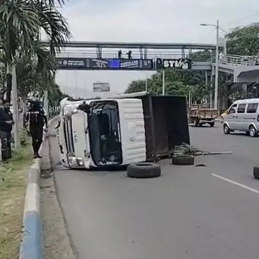 Motociclista y conductor resultan heridos en dos accidentes de tránsito registrados esta mañana, en Manta