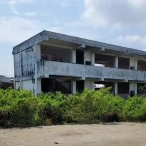 Hallan sin vida en una escuela abandonada a un hombre reportado como desaparecido, en Babahoyo