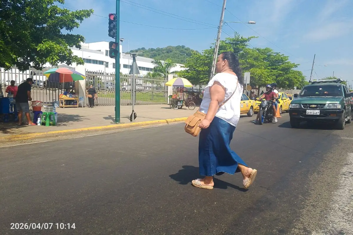 Se terminó el “dolor de cabeza”: bachean tramo crítico de la vía Portoviejo - Santa Ana, producción El Diario