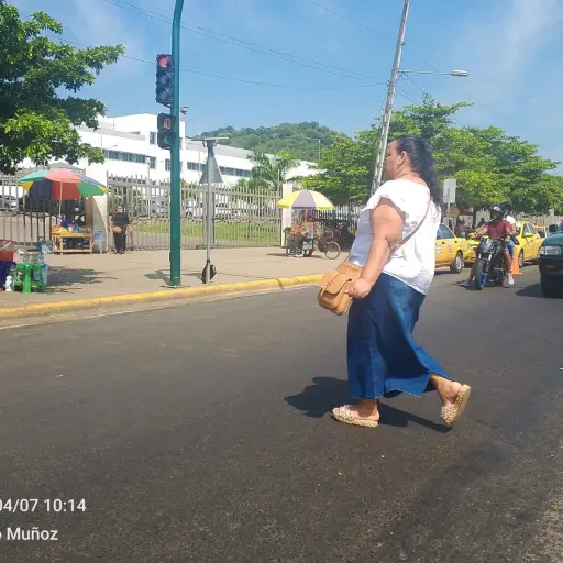 Se terminó el “dolor de cabeza”: bachean tramo crítico de la vía Portoviejo - Santa Ana