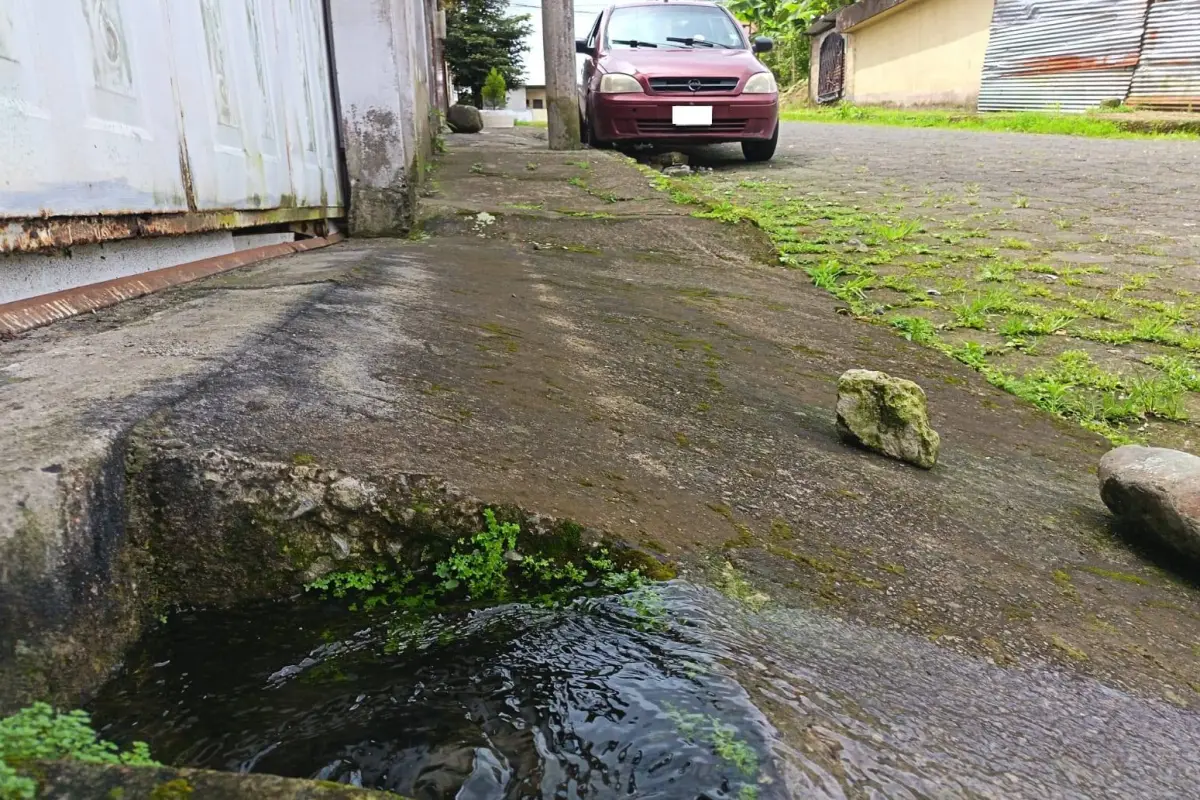 Una de las fugas que reportaron los vecinos., Diario Centro