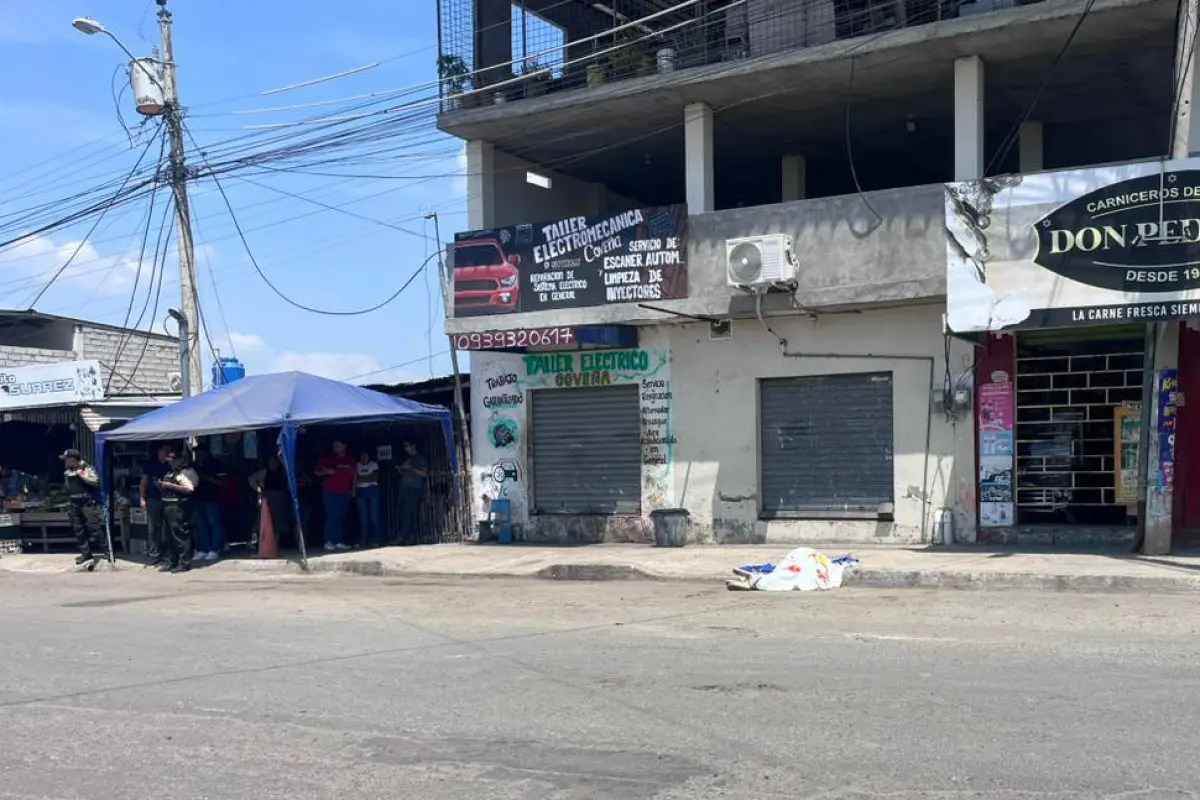 Víctima de disparos muere tras intento de huida en parroquia UrbiManta