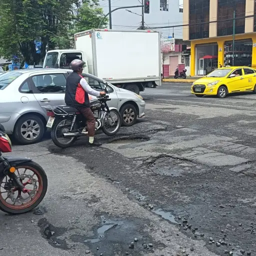 Como un “campo lunar”: así luce la avenida Esmeraldas en Santo Domingo