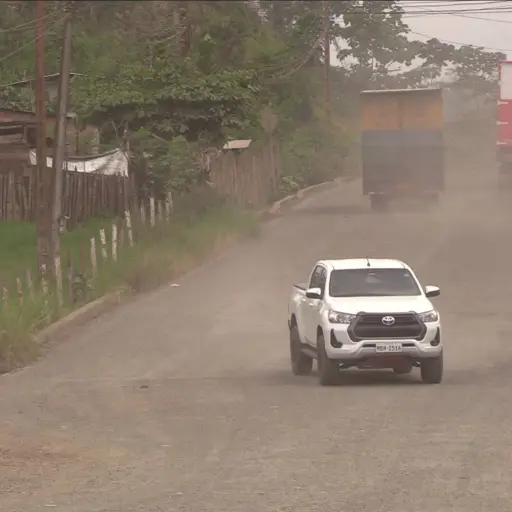 Entre huecos y peligro: esto enfrentan a diario y gastan en reparaciones constantes quienes usan la vía San Plácido - Pichincha