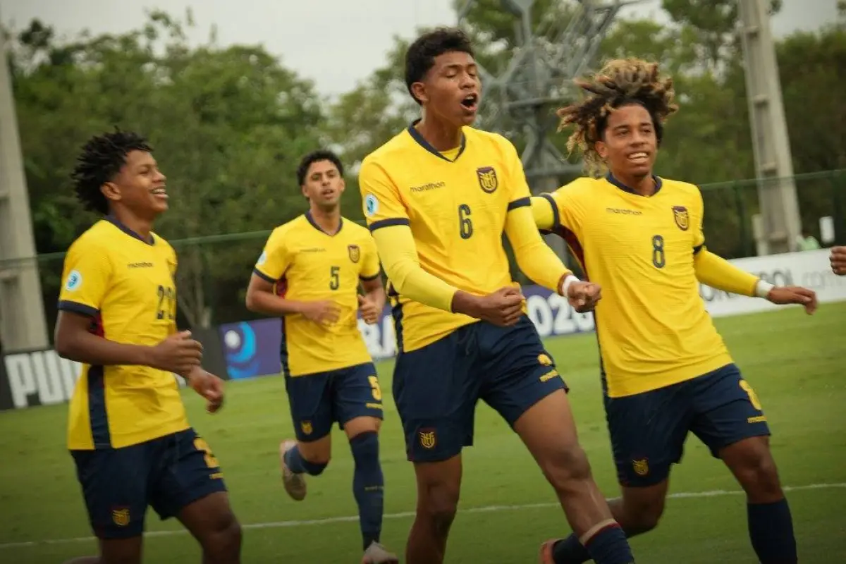 Jugadores de Ecuador celebran el primer gol ante Uruguay.