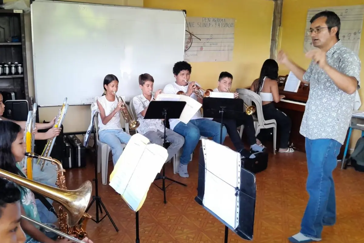 El grupo musical es dirigido por el profeso David Nenger., El Diario. 