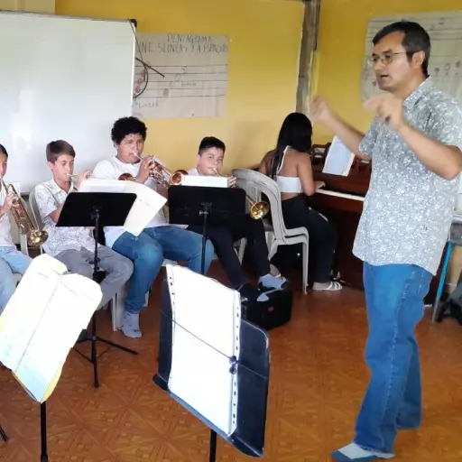La música se toma las aulas en Coaque, zona rural de Pedernales