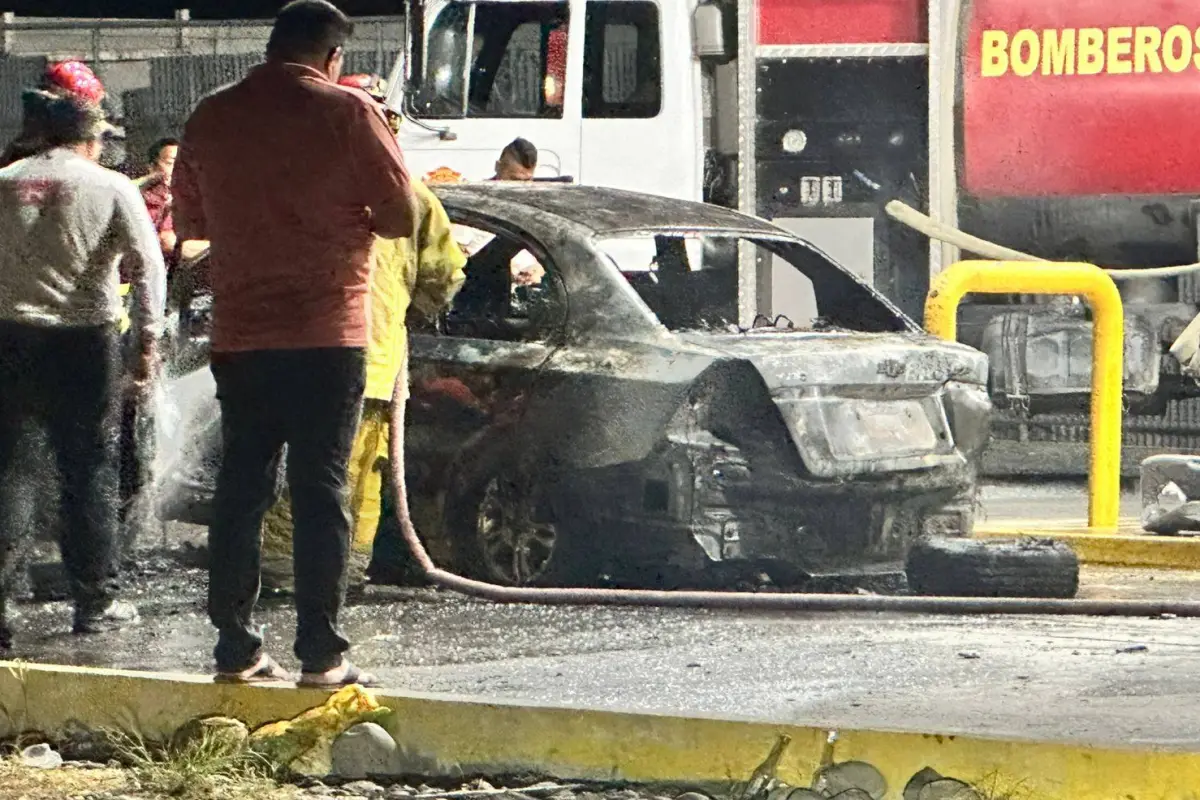 Babahoyo el momento en que un taxi se prendió en llamas en plena gasolinera