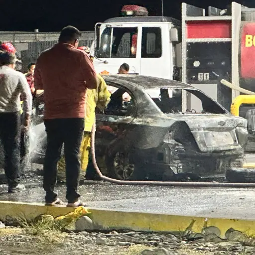 Babahoyo: el momento en que un taxi se prendió en llamas en plena gasolinera