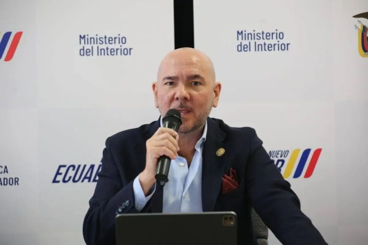 Gian Carlo Loffredo coordina operaciones del USS Nimitz para la seguridad marítima de Ecuador.
