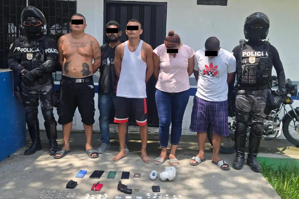 Cuatro hombres y una mujer fueron detenidos por agentes del GOM para ser investigados por microtráfico., Policía Nacional