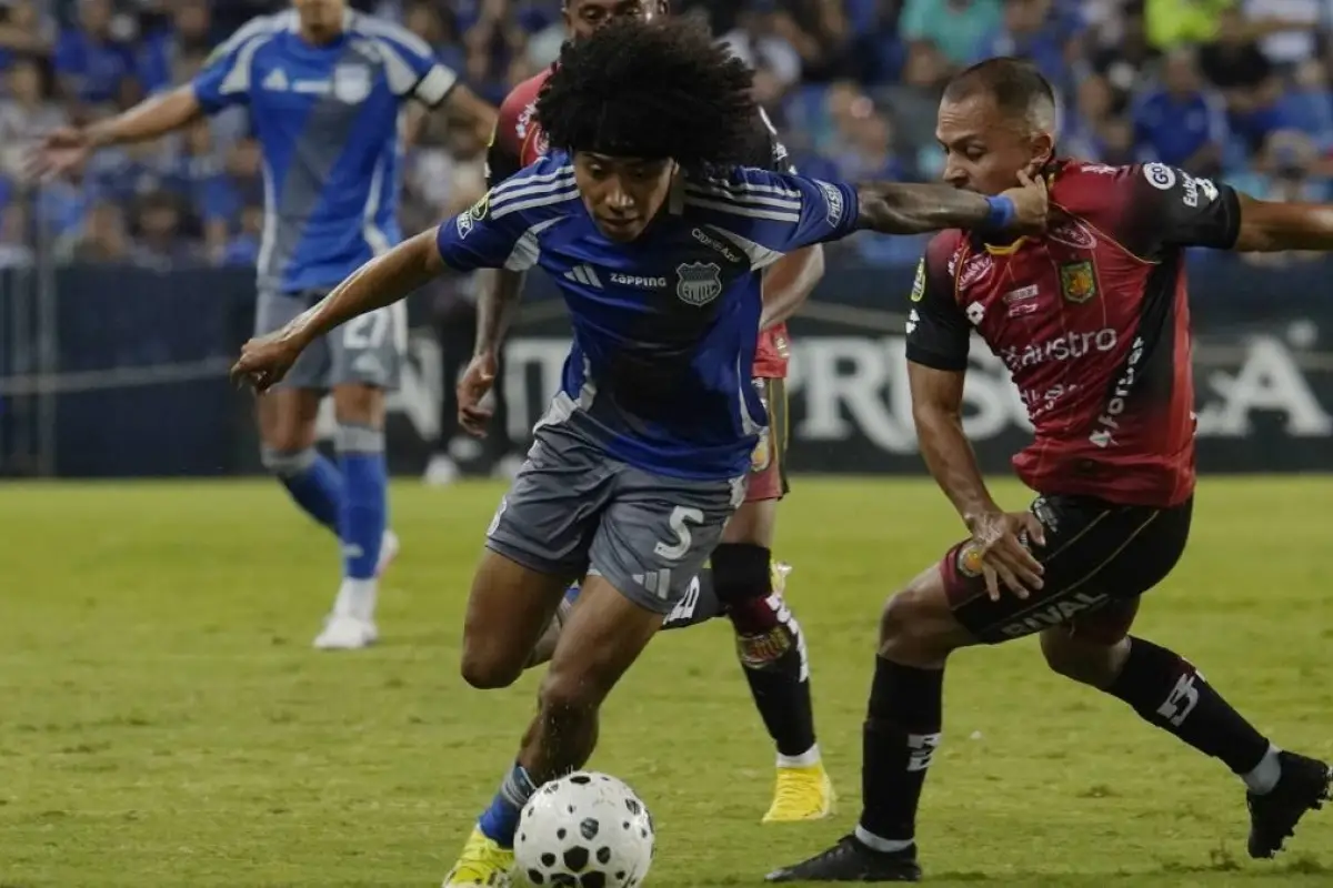 Emelec sufre un duro traspié en el Capwell mientras la Universidad Católica escala con goleada.