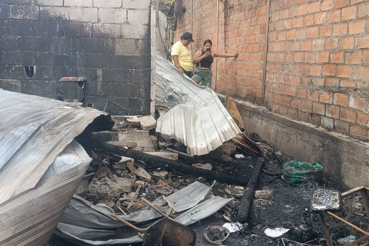 Familias pierden todo en incendio estructural en barrio San Pedro de Manta
