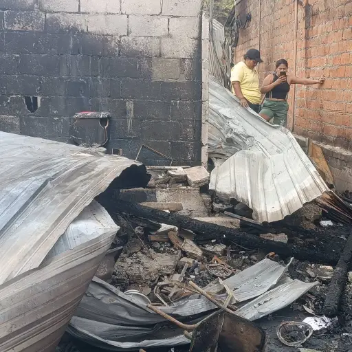 Dos casas reducidas a escombros tras incendio presuntamente causado por cortocircuito en Manta