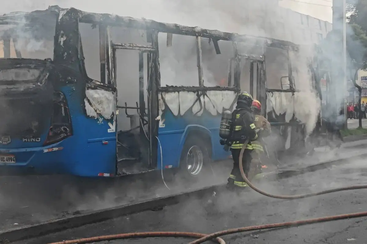 Cuerpo de Bomberos llegó a atender la emergencia en el sector., X: @BomberosQuito