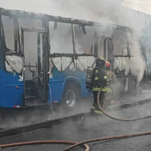 Trágico accidente en La Magdalena: Dos personas fallecen tras choque e incendio en Quito
